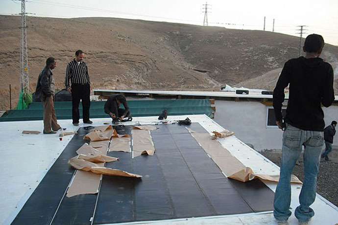 Il montaggio dei moduli del tetto fotovoltaico
