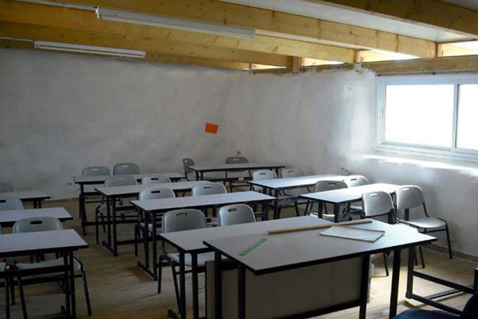 Interno di un'aula verso i banchi