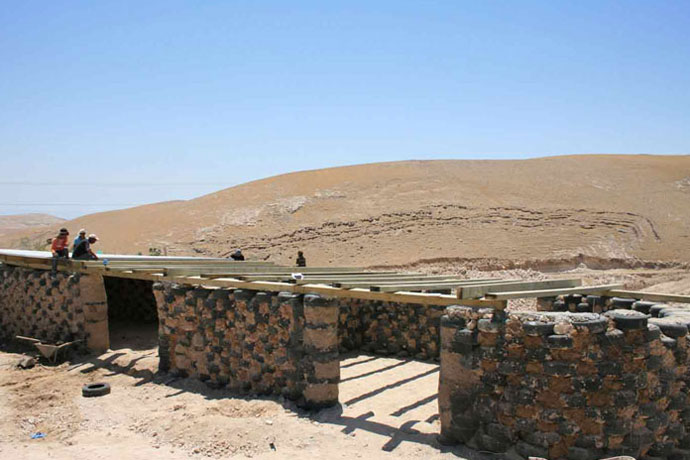 Il primo edificio con muri al rustico e struttura del tetto